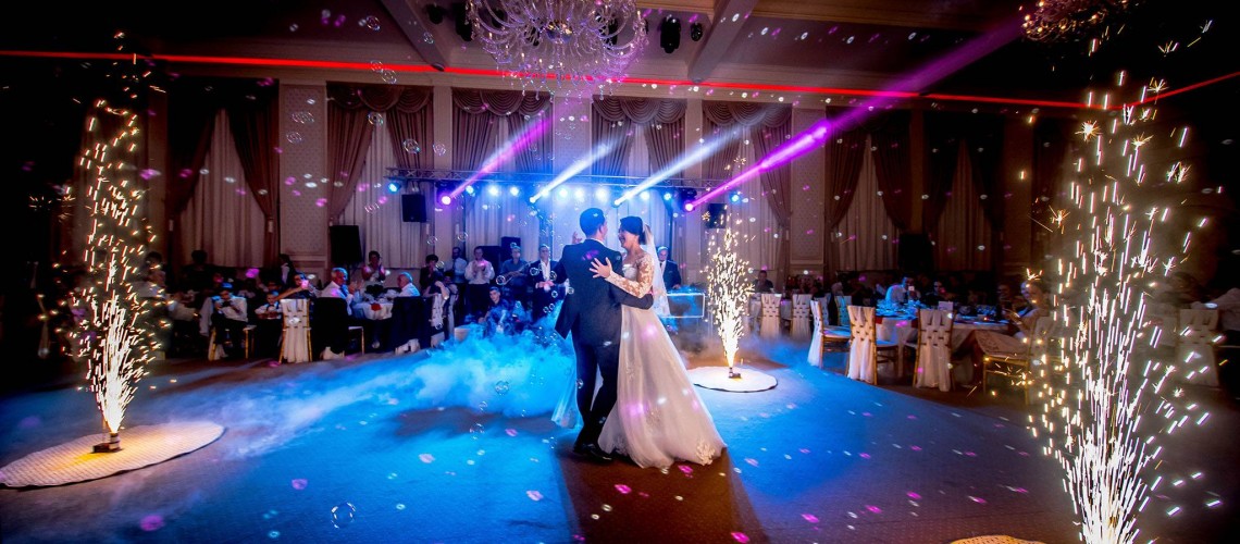 Soț și soție dansând la nunta lor