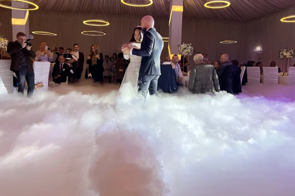 Dansul mirilor în fum greu la nuntă cu DJ Nick