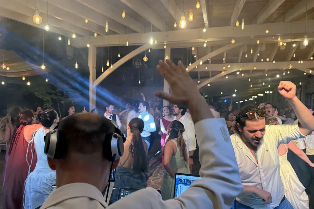 Invitați pe ringul de dans la nunta cu DJ Nick la Marem
