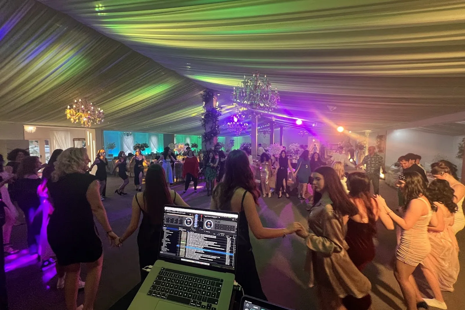 DJ majorat Arad – DJ Nick și ring de dans plin la sala de evenimente Tabiet