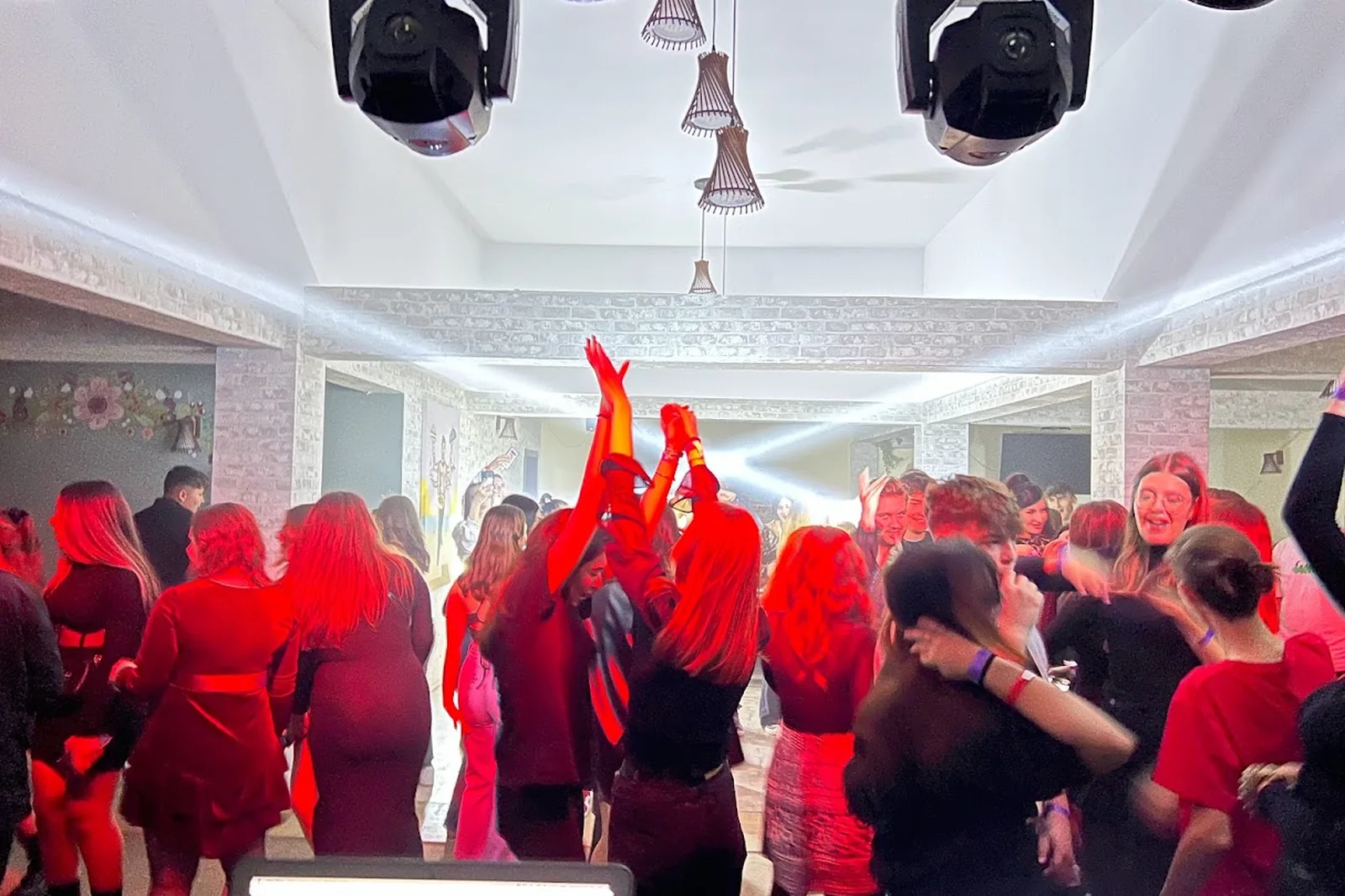 DJ Nick Arad – muzică, lumini și atmosferă in Chisineu Cris