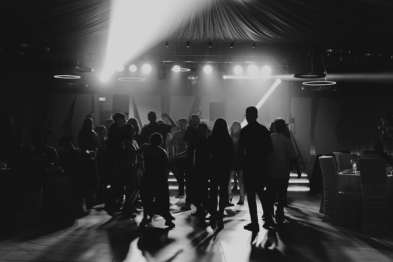 DJ Nick – muzică și atmosferă la majorat la sala de evenimente Amiral