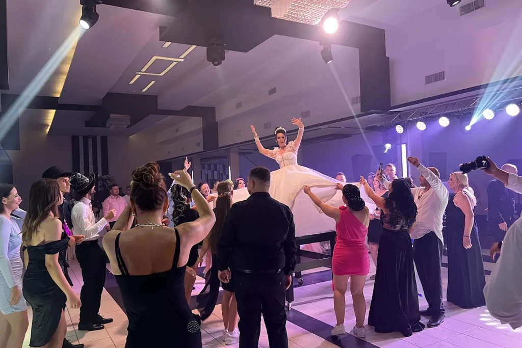 Mireasa pe ringul de dans la petrecere. Party cu Dj Nick la sala de evenimente Devine Events