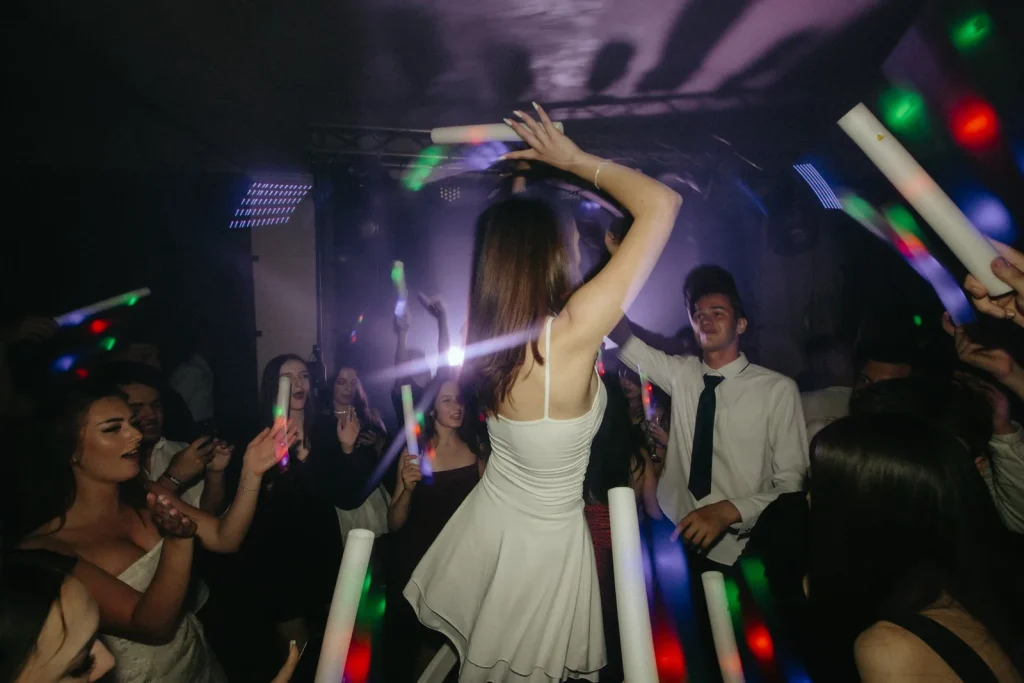 Invitați cu bețe LED la petrecere cu DJ Nick