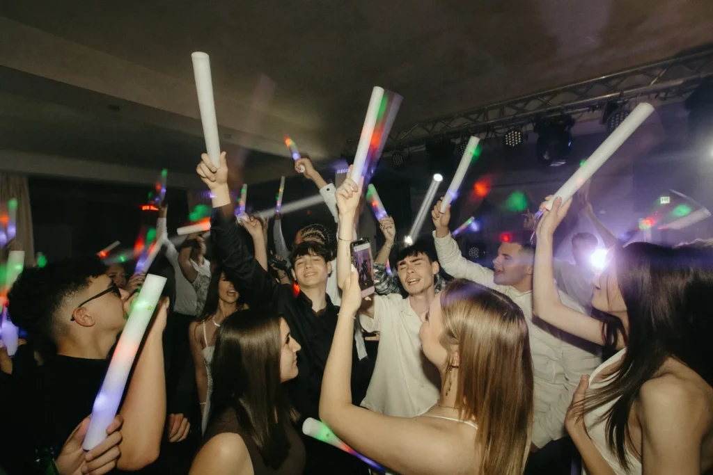 Glow-sticks la majorat cu DJ Nick
